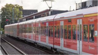 Doi băieți de 14 ani, la spital în stare gravă după ce s-au urcat pe un tren și s-au electrocutat. Unul dintre ei are arsuri pe 80% din corp