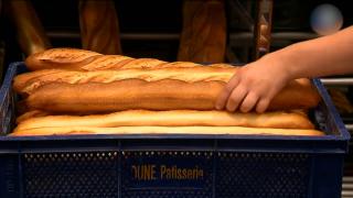 Reţeta tradiţionalei baghete franţuzeşti, schimbată prin lege. Ce modificări vor fi obligaţi brutarii să facă