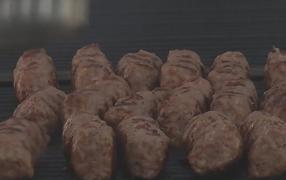 Bucureştenii au stat cu miile la coadă pentru a savura cei mai buni mici, chiar dacă unul singur costa 8 lei. Care sunt secretele micilor perfecţi