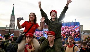 Zeci de mii de ruşi au aplaudat în Piaţa Roşie războiul pornit de Putin. Au sărbătorit un an de la anexarea ilegală a celor 4 regiuni ucrainene