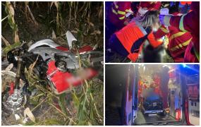 A murit lângă iubita sa, după ce s-au răsturnat cu motorul în afara şoselei, în Suceava. Tânăra este în stare gravă