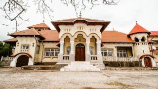 Conacul Romano, fostă locuinţă secretă a nepotului lui Nicolae Ceauşescu, scos la vânzare. Cât cere propietarul pentru bijuteria de peste 100 de ani