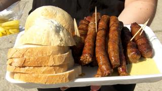 Legenda celebrilor cârnaţi de Pleşcoi, un preparat vechi de peste 2.000 de ani. Sute de turişti s-au înghesuit să guste din delicatesele pregătite de localnici