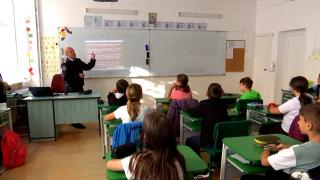 Cum arată o oră de cursuri de prim ajutor la școală. Elevii sunt receptivi, responsabili și foarte atenți