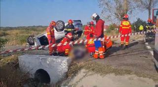 "Are coroană în mașină. Mergea la înmormântare". Tragedie în Teleorman, după ce un șofer a pierdut controlul volanului într-o curbă