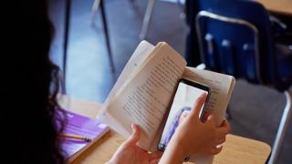 Minorii care nu-şi vor mai putea accesa conturile de TikTok sau Instagram. Vârsta minimă pentru liber la internet prevăzută în proiectul de lege