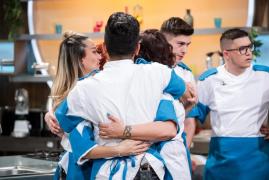 Echipa Saint Tropez a pierdut aseară primul concurent, într-o ediţie lider de piaţă. Un ingredient inedit îi va lăsa mască pe chefi diseară