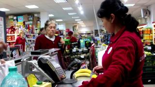 Plata cu bani cash va fi restricţionată în anumite magazine. Ce produse trebuie achitate cu card bancar