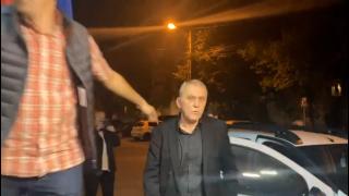 "Nu am luat, am dat!". Primarul din Mioveni, reţinut de DNA pentru că ar fi cerut 30.000 de euro mită. Flagrantul, realizat când înapoia 10.000 de euro