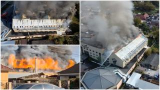 "Ia, ce arde acolo, bă! S-a prăpădit tot". Un hotel din Dej, cuprins de flăcări sub privirile neputincioase ale turiştilor care au filmat dezastrul