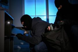 Jaf ca-n filme la direcția de taxe și impozite locale Galați. Supărați că nu au găsit bani în seif, spărgătorii au vandalizat clădirea instituției