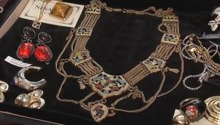 Comorile de la târgul second-hand. Cu cât se vinde un colier vintage, în stil Art Deco, din anii '20