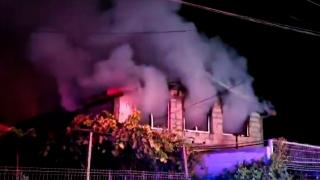 Agoniseala de-o viaţă a unor constănţeni a dispărut într-o secundă. Casa a fost cuprinsă de flăcări, după ce o butelie a explodat