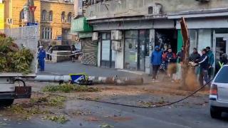 Un stâlp s-a prăbușit pe o trecere de pietoni, în zona Gării de Nord. Odată cu el a căzut și un copac, peste o mașină