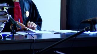 Cine este judecătoarea din Suceava acuzată că se droga şi primea mită de la traficanți vacanțe, bijuterii, bani și produse alimentare pentru a le da informaţii