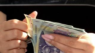 Salariul mediu net a scăzut de la o lună la alta. Domeniile de lucru unde angajaţii au primit măriri însemnate