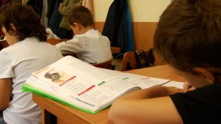 Tichete de 500 de lei pentru copii. Peste 400.000 de elevi sunt "prinşi" în proiect: ce trebuie să ştie părinţii pentru a accesa banii