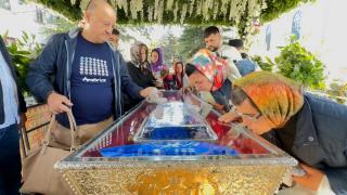 "Suntem oamenii Cuvioasei Parascheva". Poveştile medicilor, jandarmilor şi voluntarilor care fac posibil cel mai mare pelerinaj din România