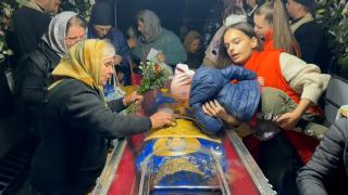 Puterile Sf. Parascheva, mai mari ca niciodată pe 14 octombrie. Pelerinii dorm în biserică nopţi la rând, după ore întregi de stat la coadă, ca să prindă momentul