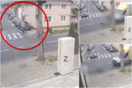 Biciclist spulberat de un camion,  în mijlocul unei intersecţii din Alba Iulia. Momentul când este aruncat câţiva metri pe şosea