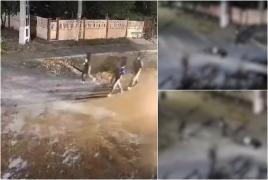 Doi tineri grav răniţi, după ce un vitezoman a spulberat un grup de prieteni, pe marginea unui drum din Ialomiţa. Momentul teribil, surprins pe camere