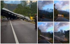 Momentul când şoferul unui TIR pierde controlul volanului şi mastodontul se răstoarnă pe o şosea, în Vâlcea
