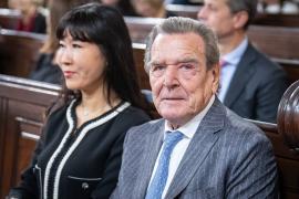 Scandal la o cină de lux organizată de fostul cancelar Gerhard Schröder, după o notă de plată uriașă