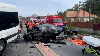Accident grav în Cluj: Un microbuz şi o maşină s-au lovit violent în apropiere de Feleacu. 16 persoane, duse la spital