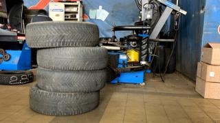 Cât te costă să îţi schimbi cauciucurile de iarnă. La preţul de montaj se adaugă o taxă