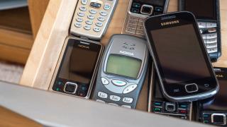 Comorile din telefoanele mobile. Românii ar putea primi bani dacă le duc la reciclat