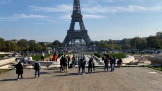 Poliţistă de 23 de ani, violată lângă Turnul Eiffel din Franţa. Atacatorul ar fi scos un cuţit când femeia a încercat să îi respingă avansurile