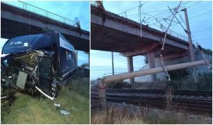 Un șofer a căzut cu TIR-ul de pe un pod, în Brăila. Camionul a rupt un stâlp și s-a prăbușit pe calea ferată