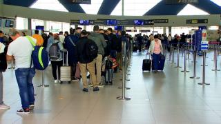 Românii îşi regândesc vacanţele, de frica războiului din Israel. Destinaţiile preferate care au ridicat gradul de alertă antiteroristă