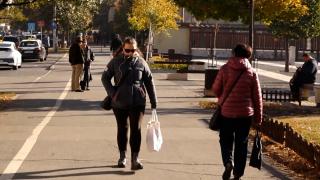 Fenomen rar în mijlocul toamnei. Localnicii au ieşit în grădini să se mire de ce văd: "Avem surprize"