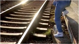 Gara din Cernavodă, un pericol public pentru călători. Oamenii fac echilibristică pe bolovani ca să schimbe peroanele: "E foarte periculos!"