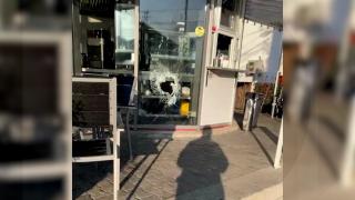 Tânăr de 25 de ani, căutat de poliţişti după ce a fugit chiar de sub nasul lor. A plecat şi cu un cadou: o pereche de cătuşe