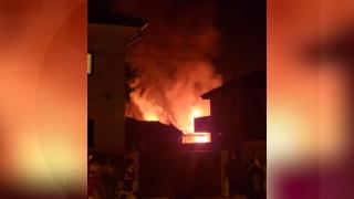 Incendiu puternic într-un cartier de la marginea Sibiului. Oamenii, nevoiţi să doarmă în stradă după ce casele le-au luat foc