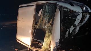 Şoferul unui autoturism, impact de groază cu o dubă, în Buzău. Un bărbat a murit, alţi doi răniţi