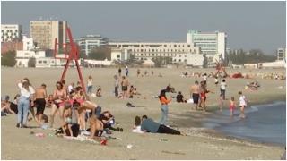Octombrie a devenit a cincea lună de vară. Turiştii au luat cu asalt litoralul: apa mării a fost mai caldă decât în zilele de vară