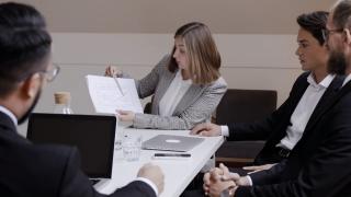 "Voi numiţi asta egalitate?" Zeci de mii de femei intră în grevă, refuză să lucreze, să gătească şi să facă curat în Islanda