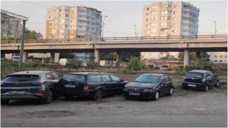 Cum a "reuşit" un şofer de 18 ani din Bacău să lovească 6 maşini în lanţ. O manevră necugetată l-a lăsat pieton 90 de zile