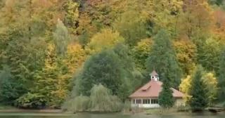 Stațiunea devenită magnet pentru turiști în plină toamnă. Atrași de peisajele spectaculoase, oamenii vor să facă fotografia perfectă: "Coloritul e superb"