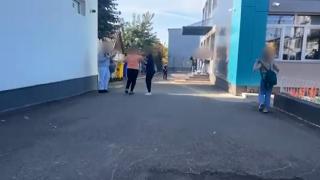 "Te omor! În scaun cu rotile te pun acum!" Elevă jignită și amenințată cu moartea în curtea unui liceu din Satu Mare
