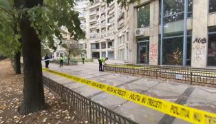 O femeie s-a prăbușit de la etajul 5 al unui bloc, în Bucureşti, şi a căzut peste o altă femeie care mergea pe trotuar