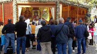 Pelerinajul Sf. Dimitrie cel Nou 2023. Zeci de mii de oameni aşteaptă pe dealul Patriarhiei pentru a ajunge la raclă