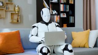 Inteligența artificială ar putea fi folosită pentru construirea de arme chimice și biologice. Avertismentul lansat de premierul britanic