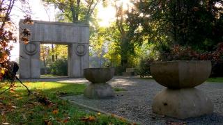 Operele lui Brâncuşi bat iar la poarta UNESCO. La 85 de ani de la inaugararea lucrărilor din Târgu-Jiu, autorităţile se chinuie să le restaureze