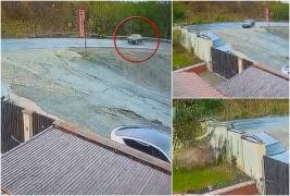 Momentul când un şofer spulberă un zid de beton, după ce pierde controlul pe o şosea din Reşiţa. Pasagera lui a ajuns la spital
