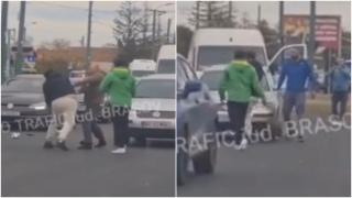 Patru bărbați și-au împărțit pumni şi picioare pe o șosea din Brașov, printre mașini. Doar polițiștii au putut să-i despartă