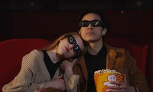 Cultura nu e o prioritate pentru români. Cu ce au înlocuit mersul la teatru şi la cinema